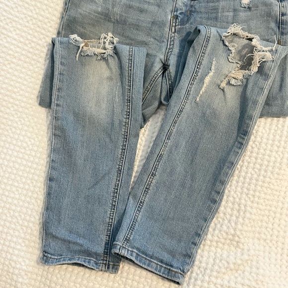 PINKBLUSH distressed maternity jeans - Picture 2 of 8